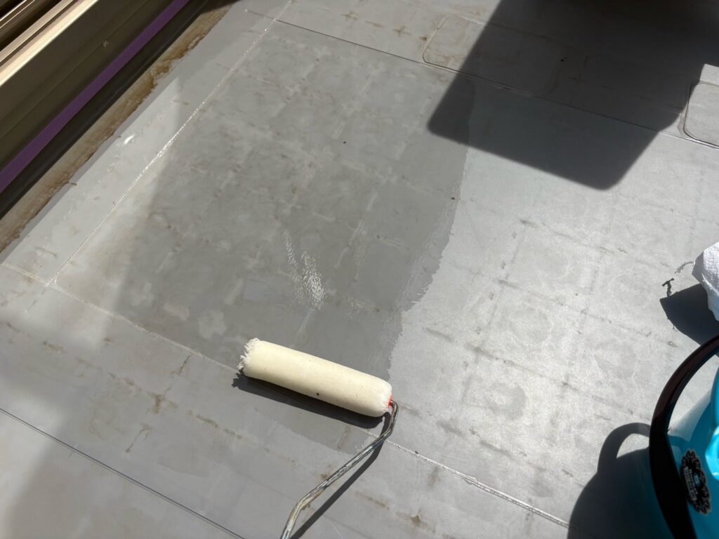 【ベランダ防水】<br />
層間プライマー塗布<br />
（洗浄後、しっかり乾燥をさせ、専用の接着材を塗りました。）